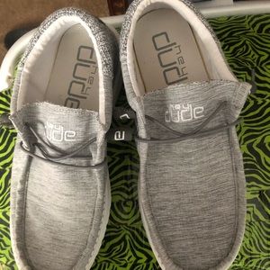 Men’s size 8 hey dude